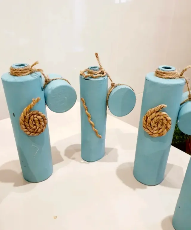 Botellas decorativas azules con yute