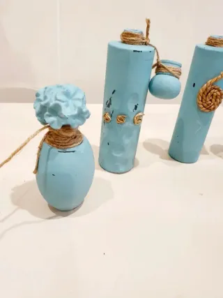 Botellas decorativas azules con yute