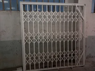 Puerta metálica reja extensible de 2.16m X 2.22m