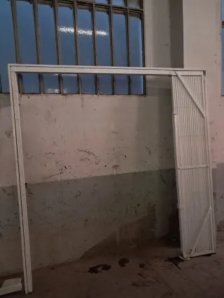 Puerta metálica reja extensible de 2.16m X 2.22m