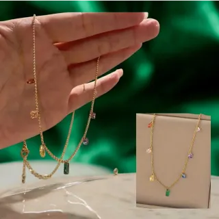 Collana oro con ciondoli colorati