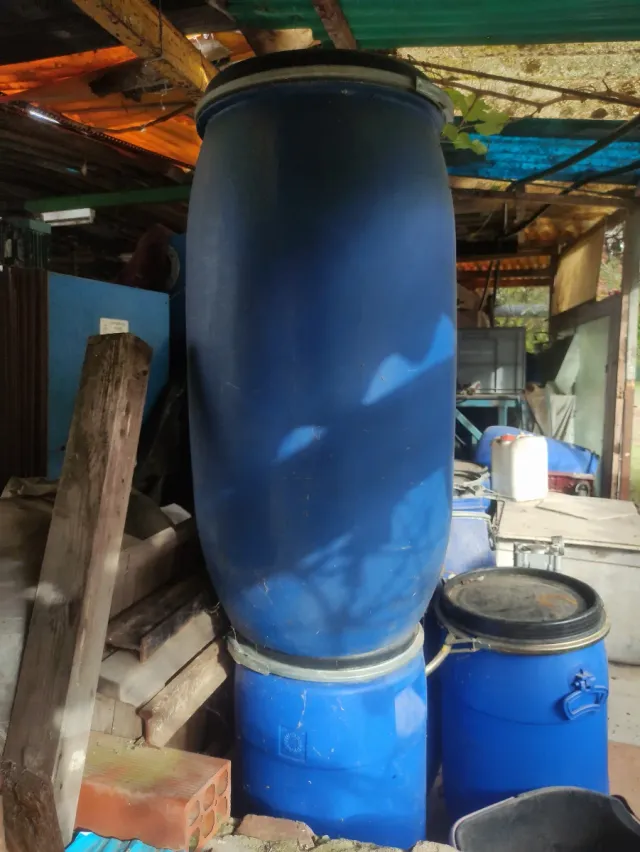 Bidones azules grandes y medianos