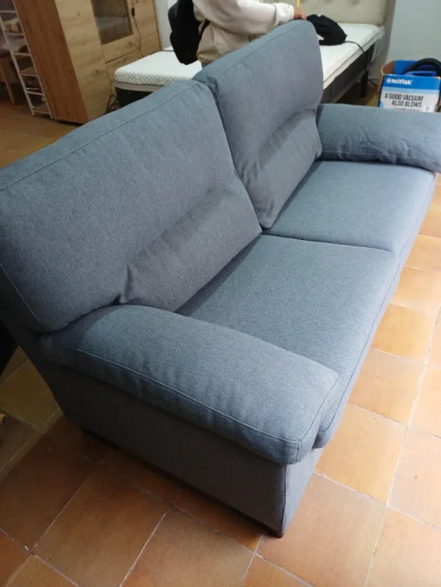 SOFÁ CÓMODO GRIS DE TELA EN BUEN ESTADO