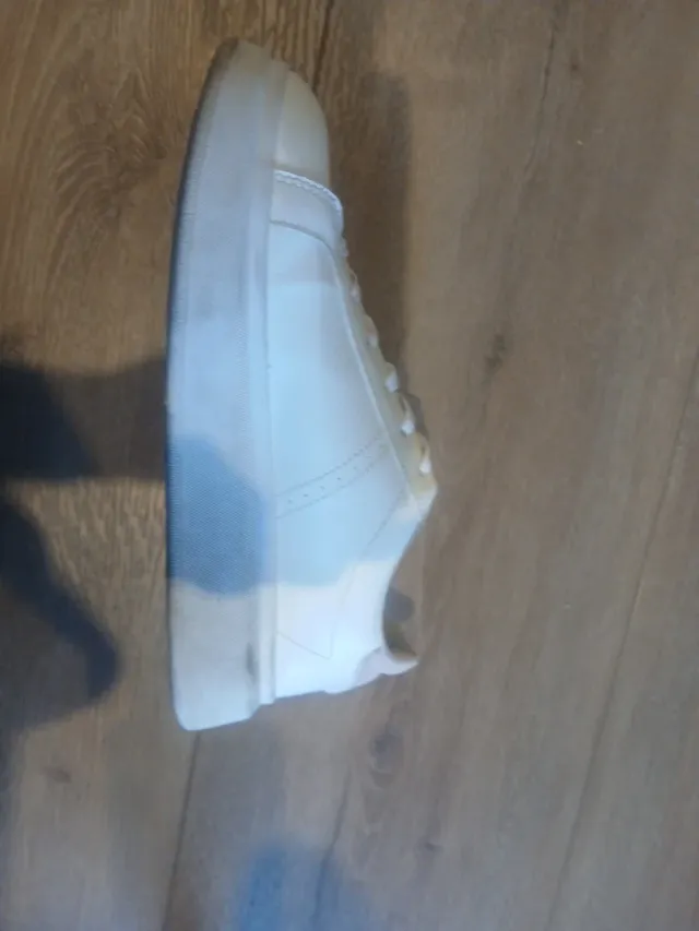 Zapatillas blancas con detalles rosas