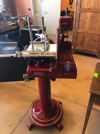 Bellissima affettatrice antica a volano