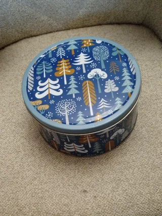 Caja redonda de lata con diseño de árboles