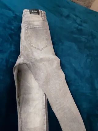 Pantalón vaquero pitillo gris