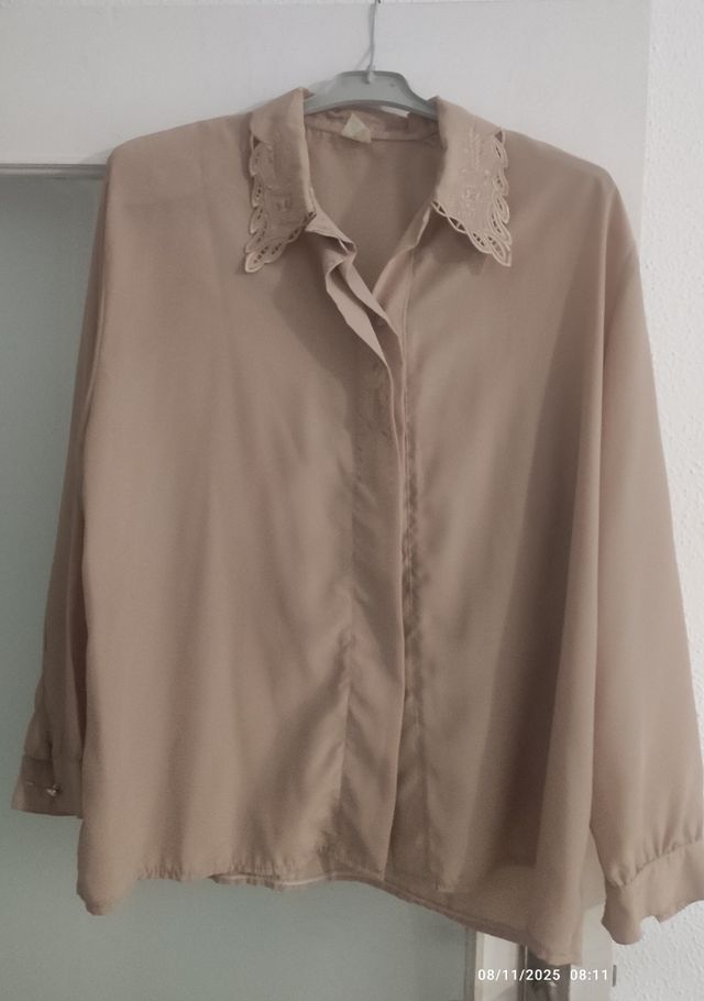 Blusa beige con hombreras y cuello bordado Talla L