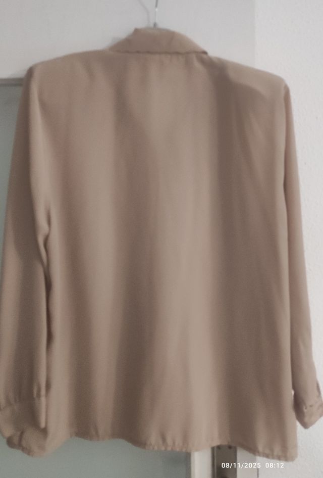 Blusa beige con hombreras y cuello bordado Talla L