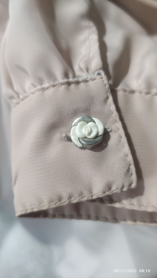 Blusa beige con hombreras y cuello bordado Talla L