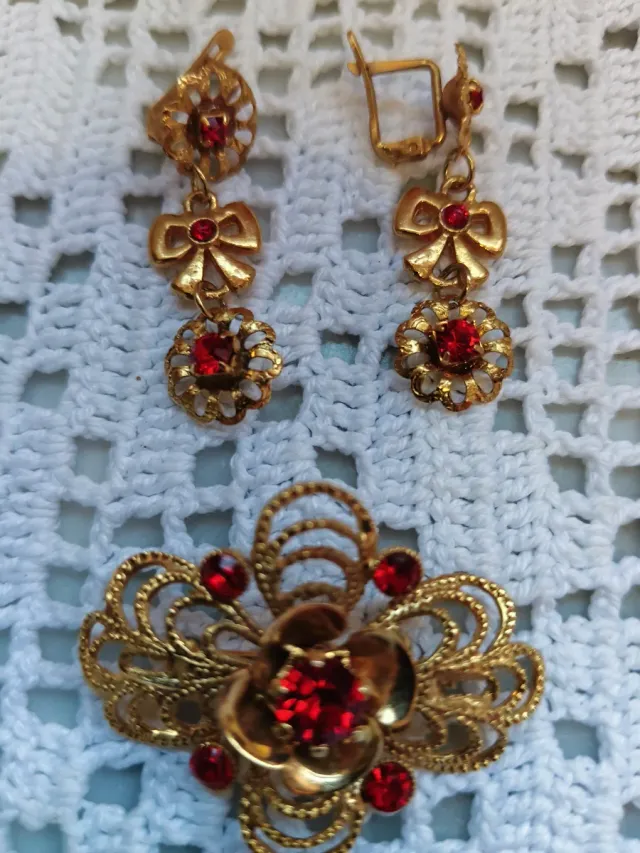 Conjunto bisutería oro y rojo, ideal atuendo regio