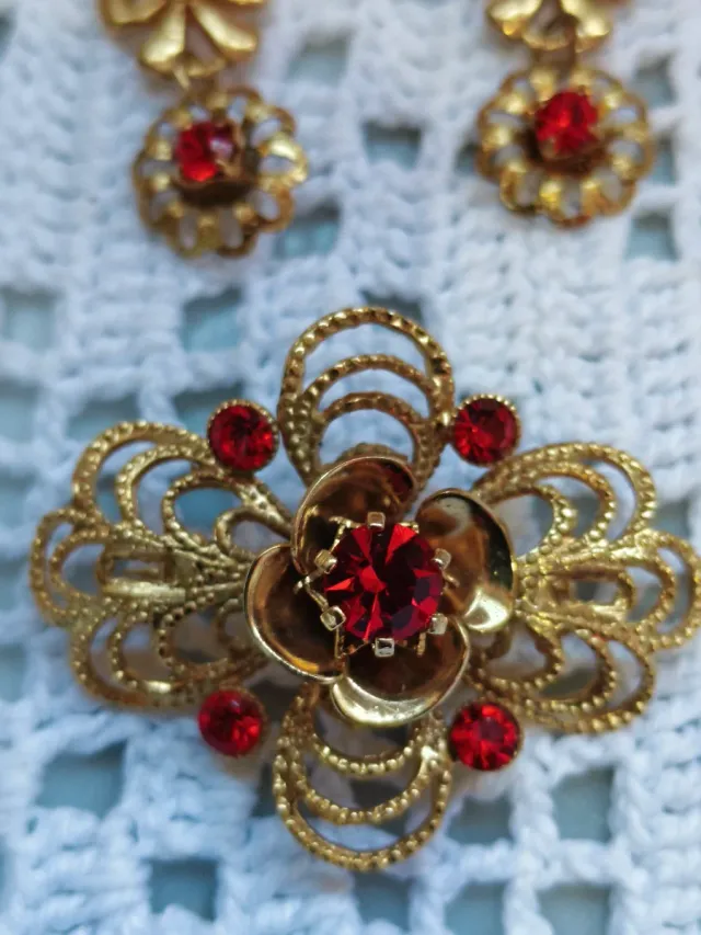 Conjunto bisutería oro y rojo, ideal atuendo regio
