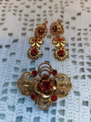 Conjunto bisutería oro y rojo, ideal atuendo regio