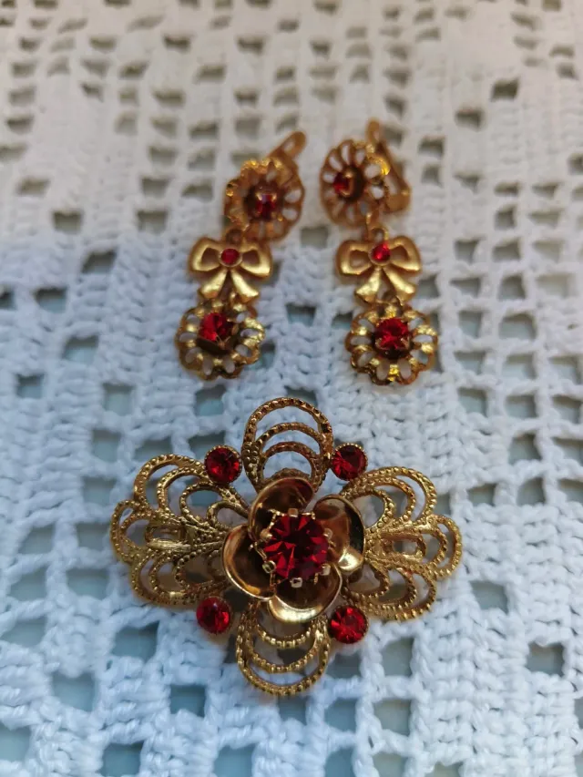 Conjunto bisutería oro y rojo, ideal atuendo regio