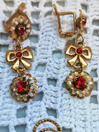 Conjunto bisutería oro y rojo, ideal atuendo regio