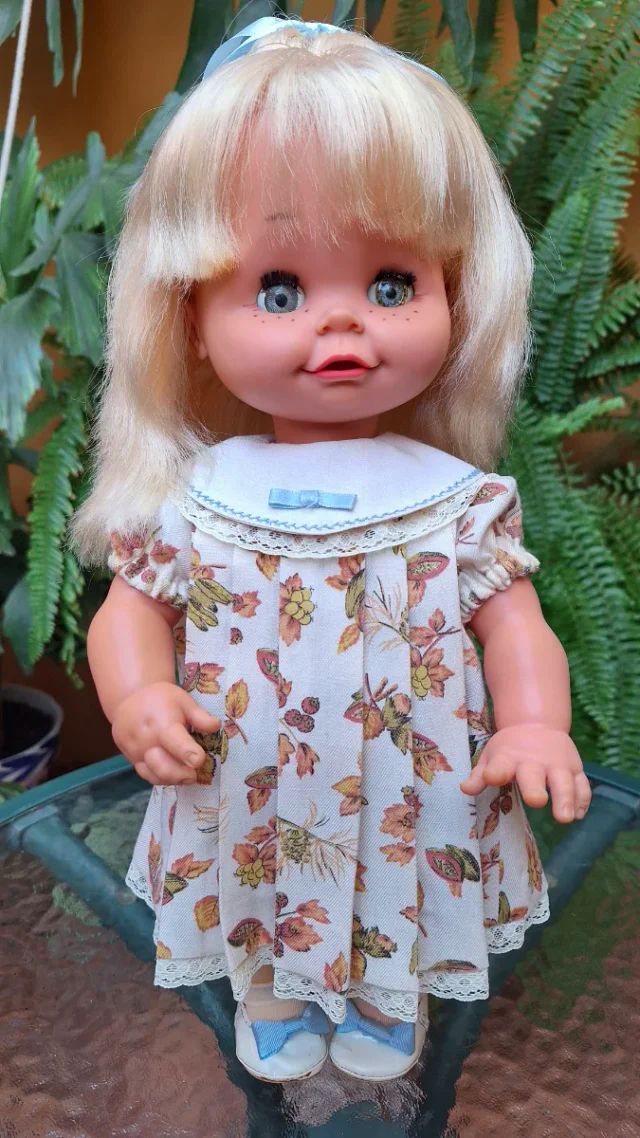 Muñeca antigua Kita rubia vestido floral