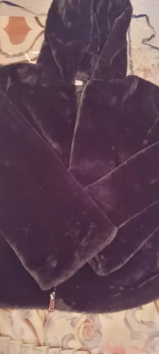 Chaquetón de pelo morado con capucha