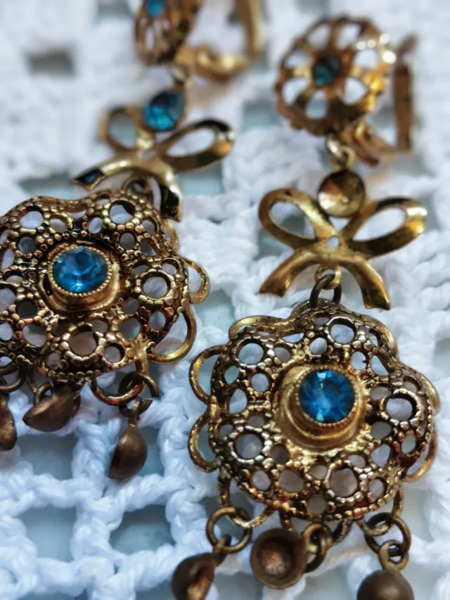 Pendientes dorados atuendo regional isabelino 80s