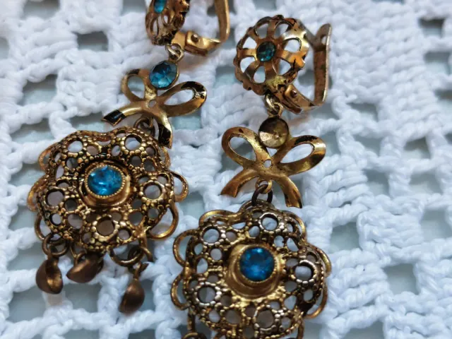 Pendientes dorados atuendo regional isabelino 80s