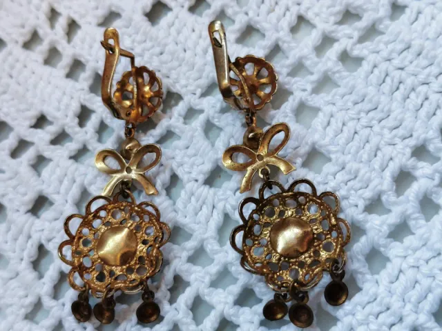 Pendientes dorados atuendo regional isabelino 80s