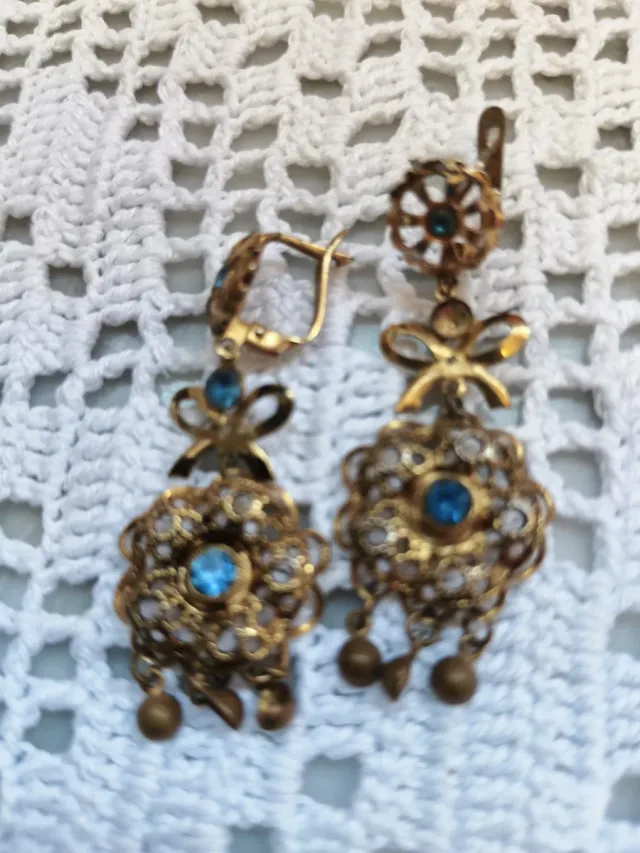 Pendientes dorados atuendo regional isabelino 80s