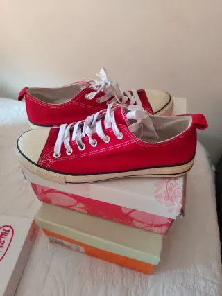 Zapatillas rojas de tela