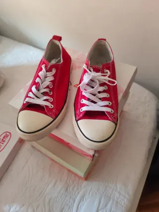 Zapatillas rojas de tela