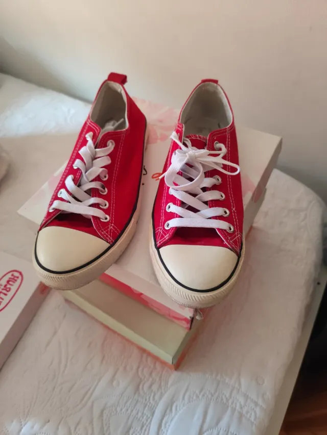 Zapatillas rojas de tela