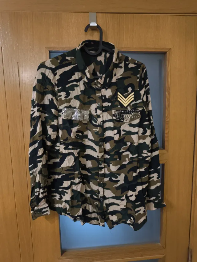 Camisa militar con adornos