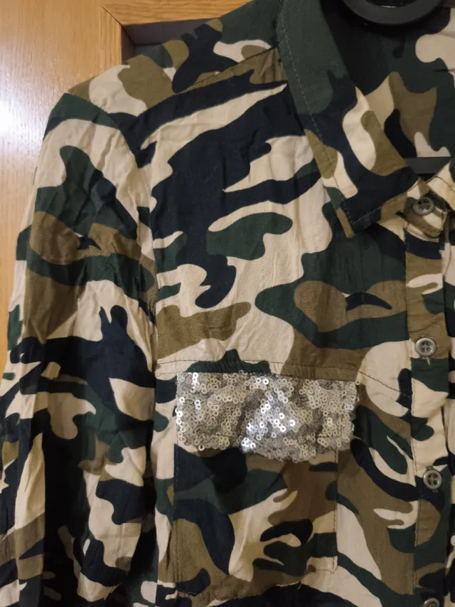 Camisa militar con adornos