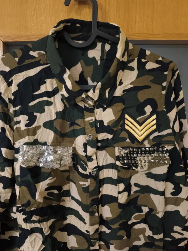 Camisa militar con adornos