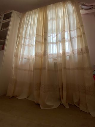 Tende in pizzo beige e bianco