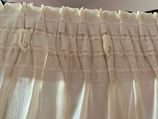 Tende in pizzo beige e bianco