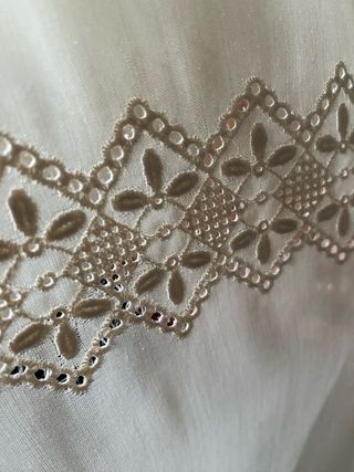 Tende in pizzo beige e bianco