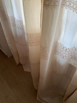 Tende in pizzo beige e bianco