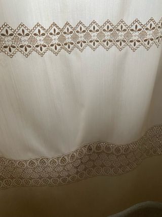 Tende in pizzo beige e bianco