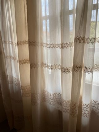 Tende in pizzo beige e bianco