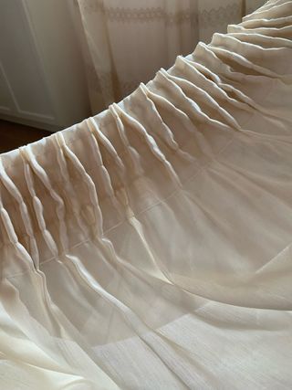 Tende in pizzo beige e bianco