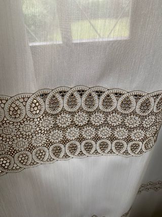 Tende in pizzo beige e bianco