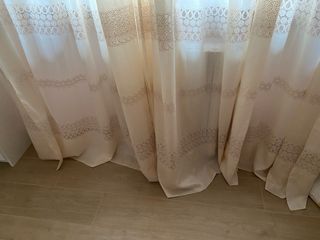 Tende in pizzo beige e bianco