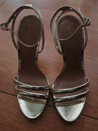 Zapatos de tacón Zara dorados