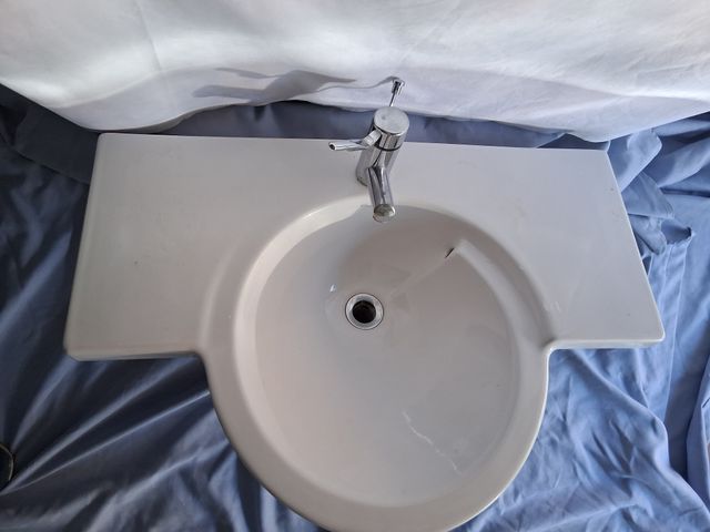 Lavabo de encimera blanco y grifo