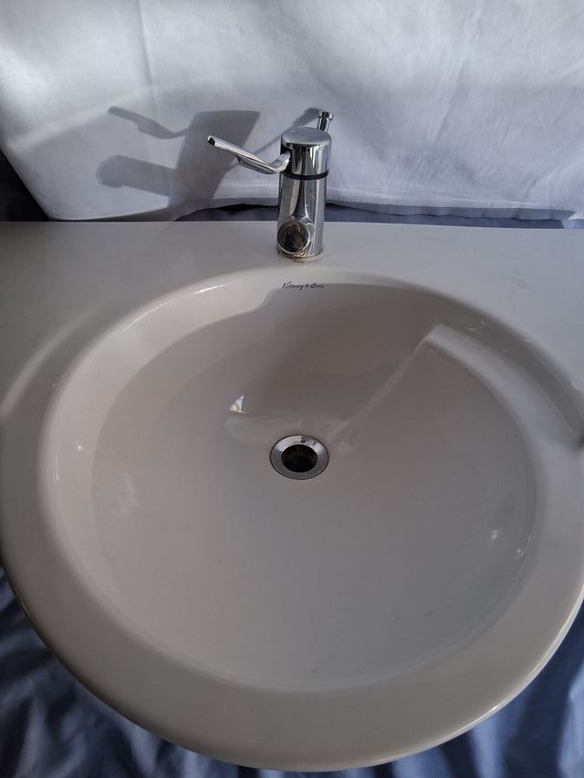 Lavabo de encimera blanco y grifo
