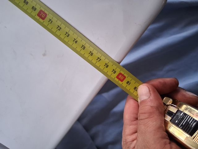 Lavabo de encimera blanco y grifo