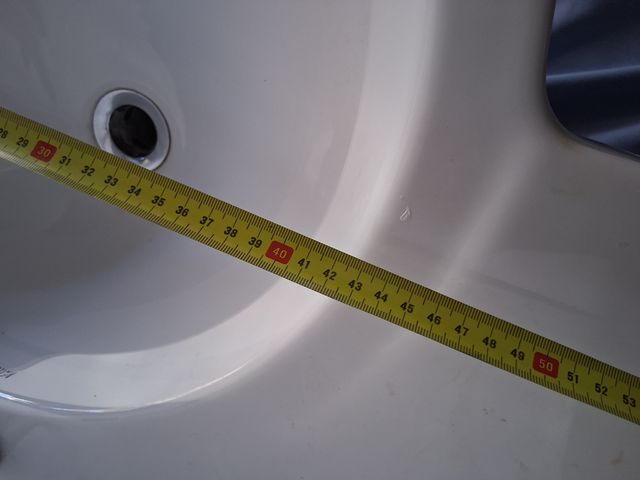 Lavabo de encimera blanco y grifo