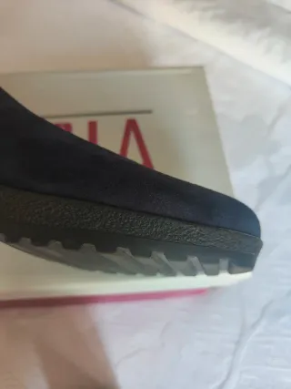 Zapatos salón piel serraje azul noche KISSIA