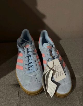 Adidas Gazelle plataforma azul y rosa