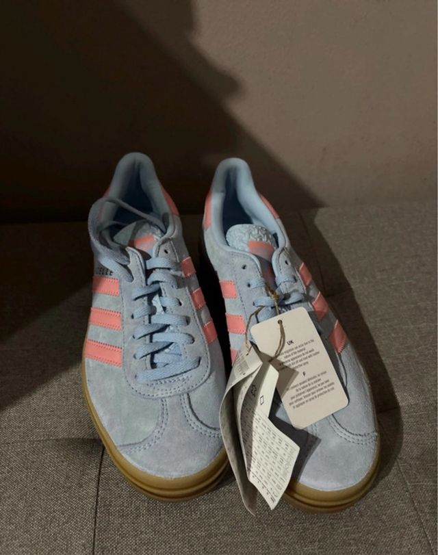 Adidas Gazelle plataforma azul y rosa