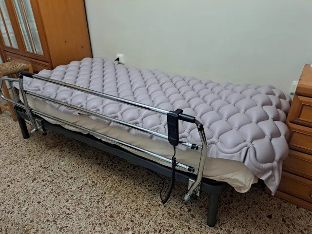 Cama articulada y colchón antiescaras