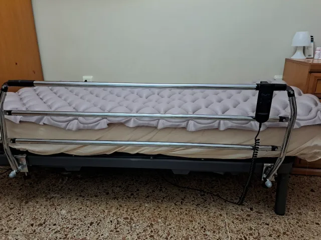 Cama articulada y colchón antiescaras